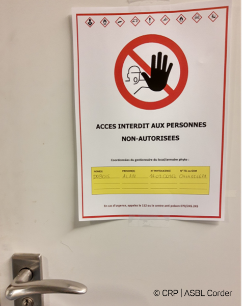 panneau sur la porte interdiction d'entrée